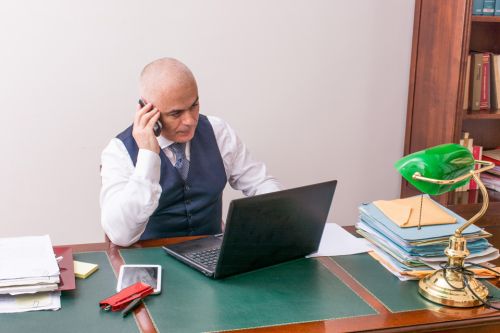 Foto: Mann vorm Laptop