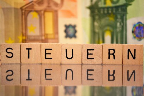 Foto: Schriftzug Steuern