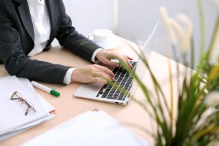 Foto: Person am Laptop