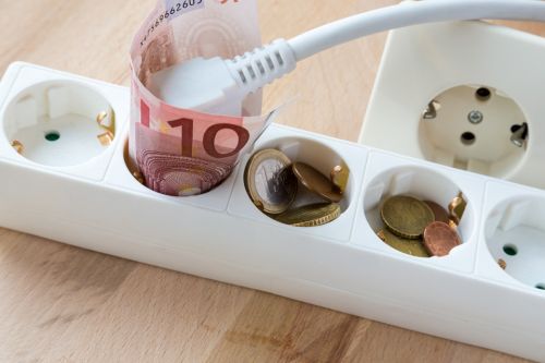 Foto: Steckdose mit Geld