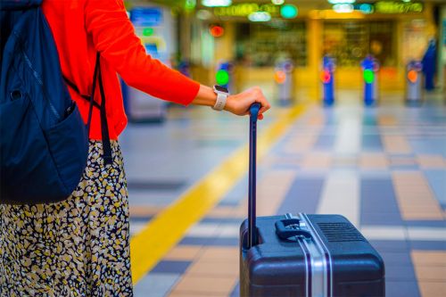 Foto: Person mit Koffer